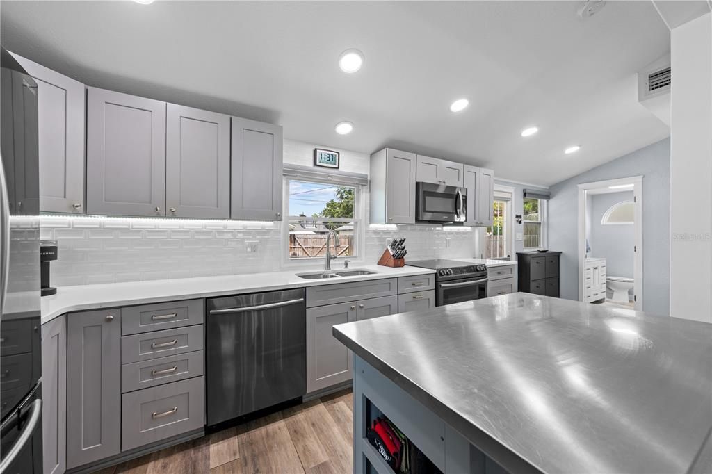 For Sale: $275,000 (1 beds, 1 baths, 782 Square Feet)