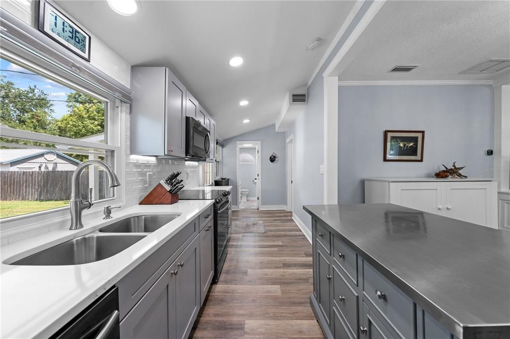 For Sale: $275,000 (1 beds, 1 baths, 782 Square Feet)