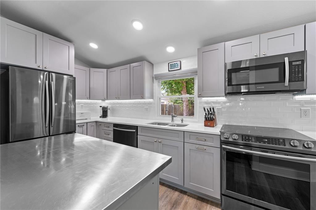 For Sale: $275,000 (1 beds, 1 baths, 782 Square Feet)