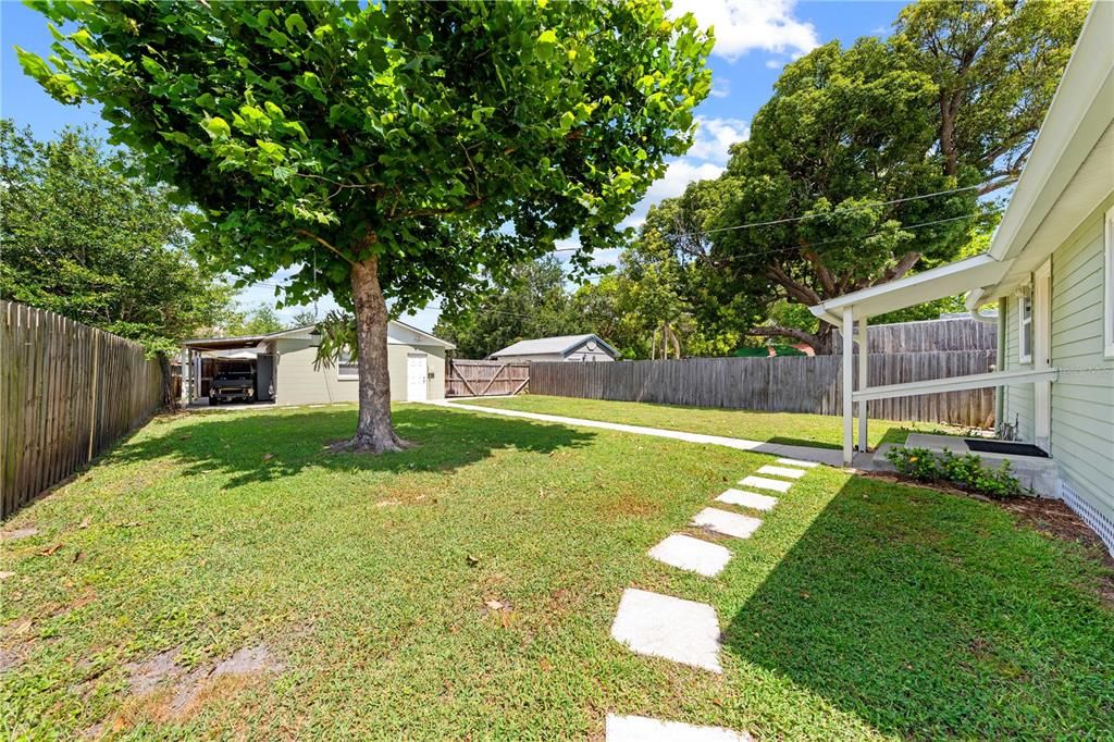 For Sale: $275,000 (1 beds, 1 baths, 782 Square Feet)