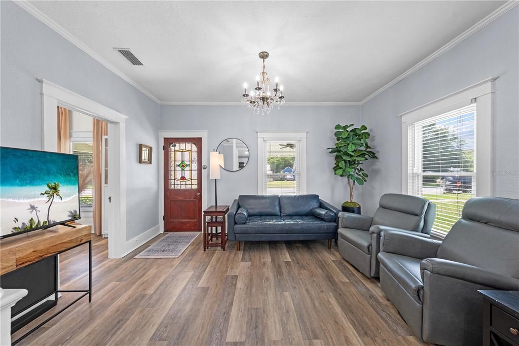 For Sale: $275,000 (1 beds, 1 baths, 782 Square Feet)