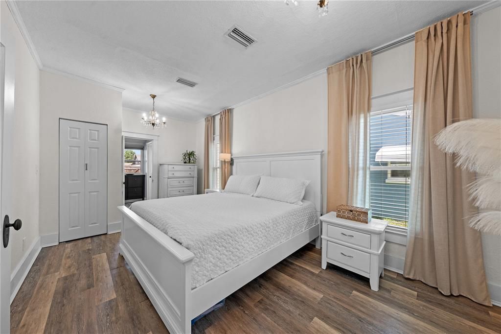 For Sale: $275,000 (1 beds, 1 baths, 782 Square Feet)