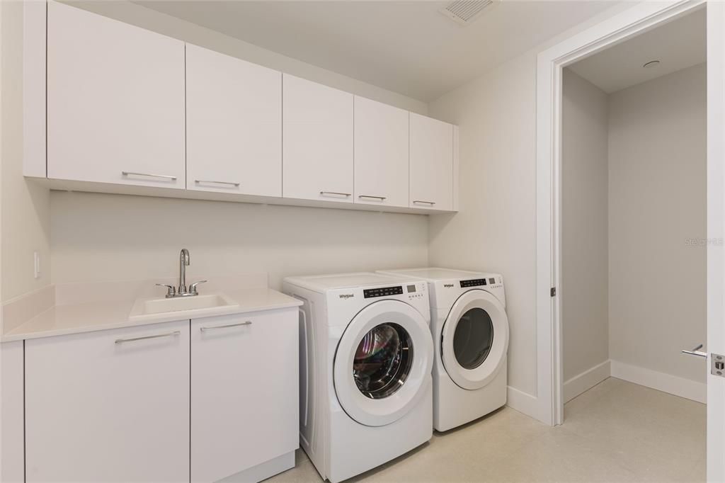 For Sale: $1,375,000 (2 beds, 2 baths, 1339 Square Feet)