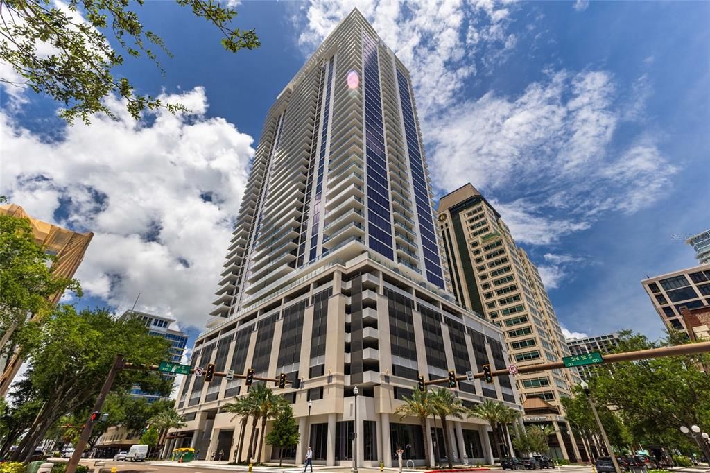 For Sale: $1,375,000 (2 beds, 2 baths, 1339 Square Feet)
