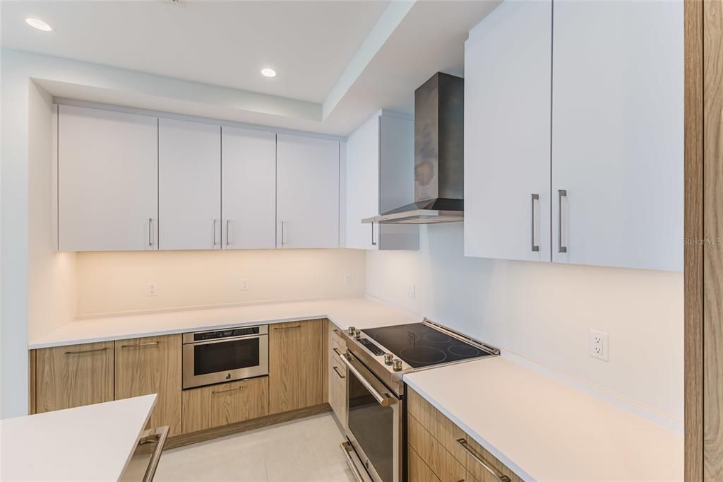 For Sale: $1,375,000 (2 beds, 2 baths, 1339 Square Feet)