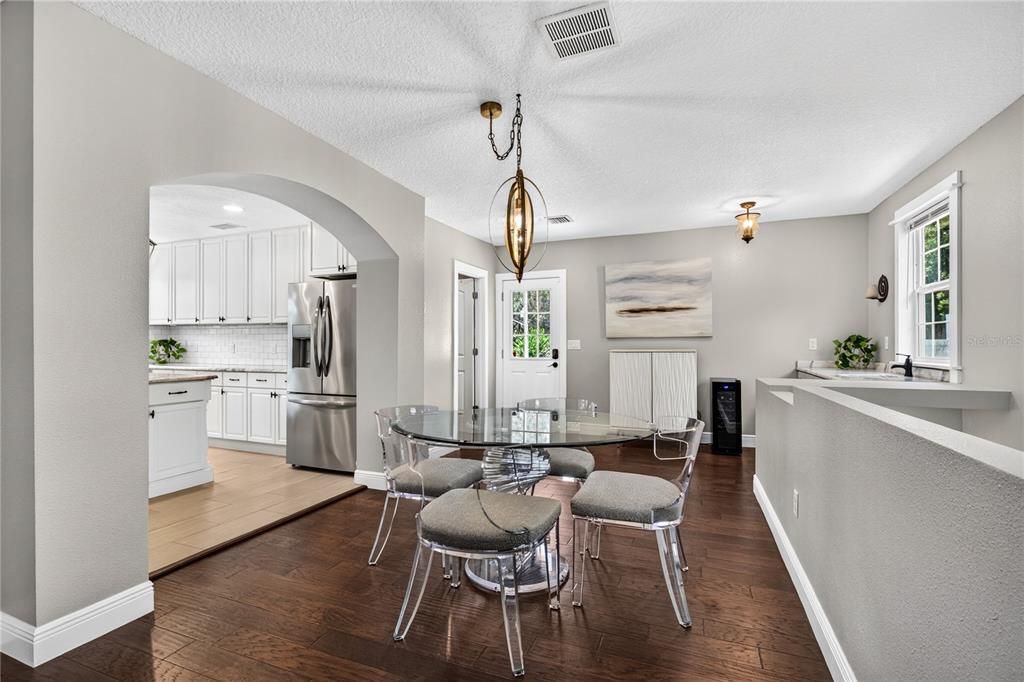 En Venta: $699,900 (3 camas, 3 baños, 2241 Pies cuadrados)