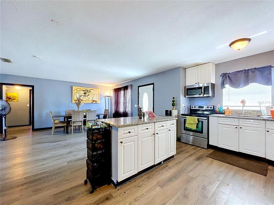 For Sale: $475,000 (3 beds, 2 baths, 1941 Square Feet)