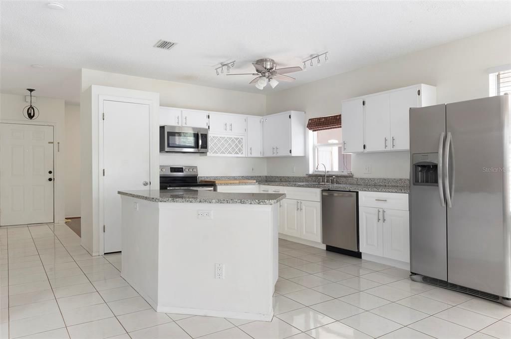 For Rent: $2,400 (3 beds, 2 baths, 1676 Square Feet)