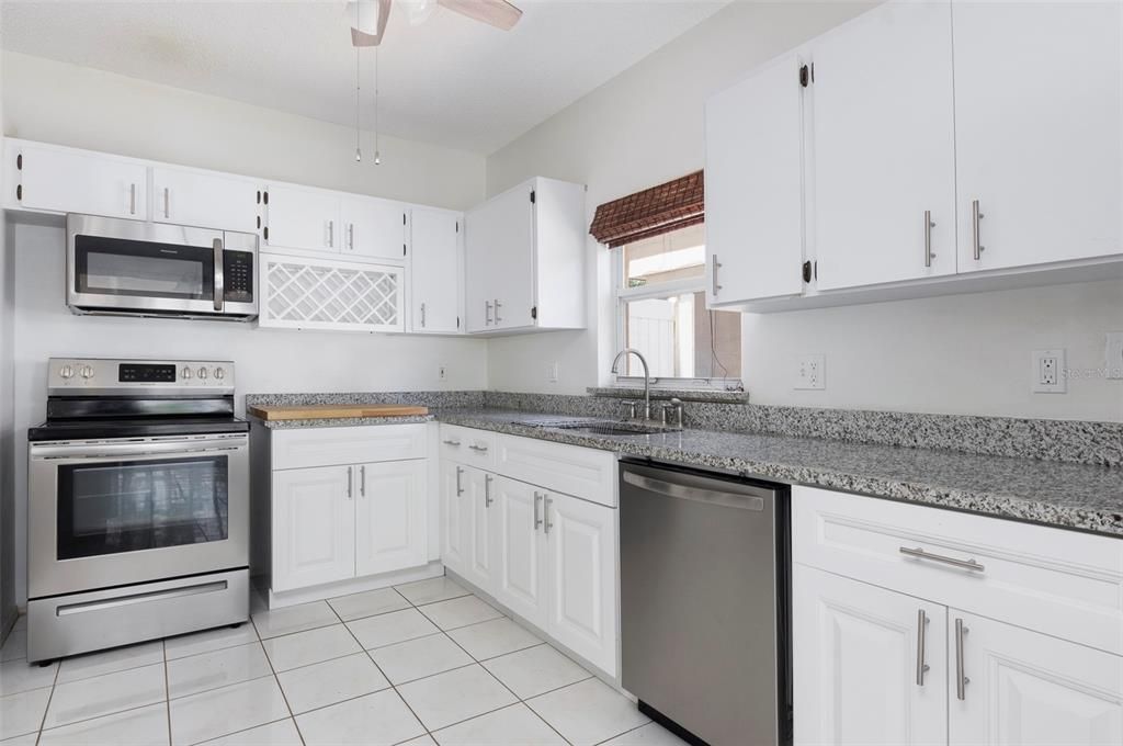 For Rent: $2,400 (3 beds, 2 baths, 1676 Square Feet)