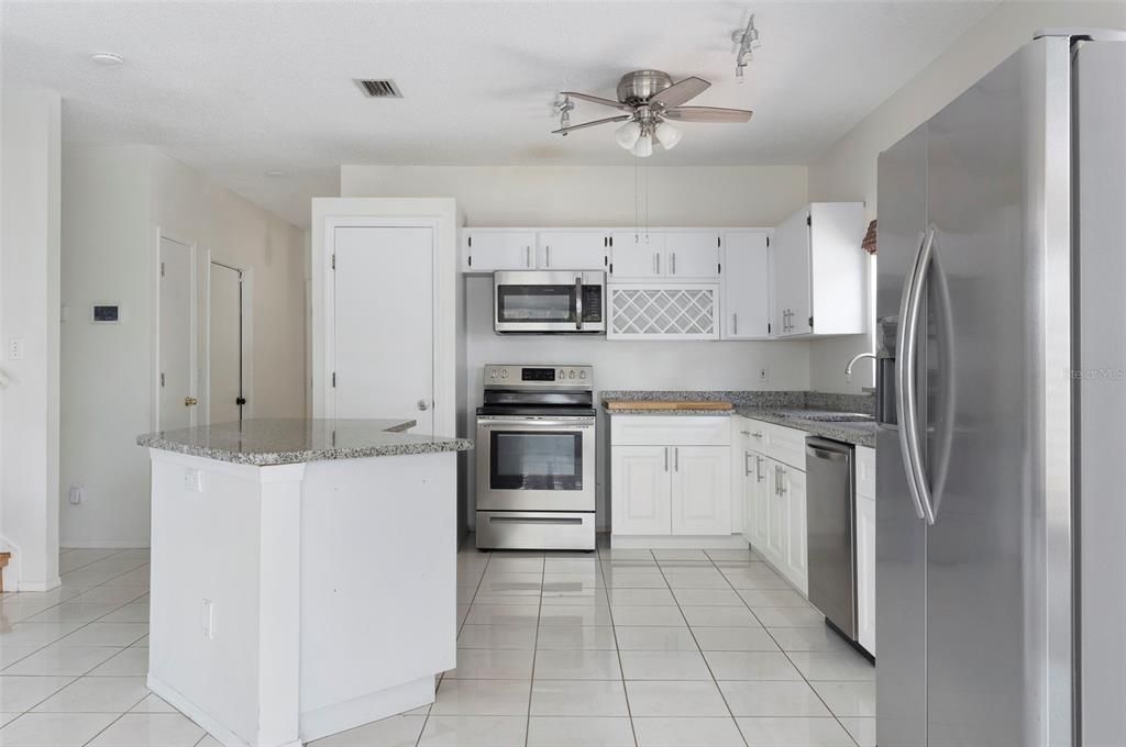 For Rent: $2,400 (3 beds, 2 baths, 1676 Square Feet)
