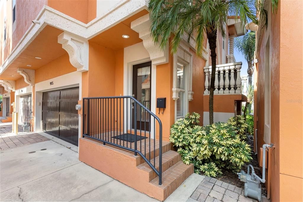 For Sale: $815,000 (2 beds, 3 baths, 2004 Square Feet)