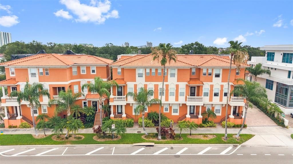 For Sale: $815,000 (2 beds, 3 baths, 2004 Square Feet)
