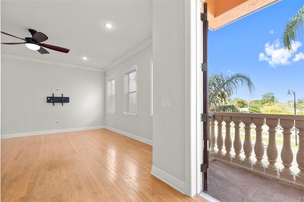 For Sale: $815,000 (2 beds, 3 baths, 2004 Square Feet)
