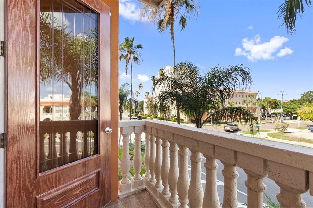 For Sale: $815,000 (2 beds, 3 baths, 2004 Square Feet)