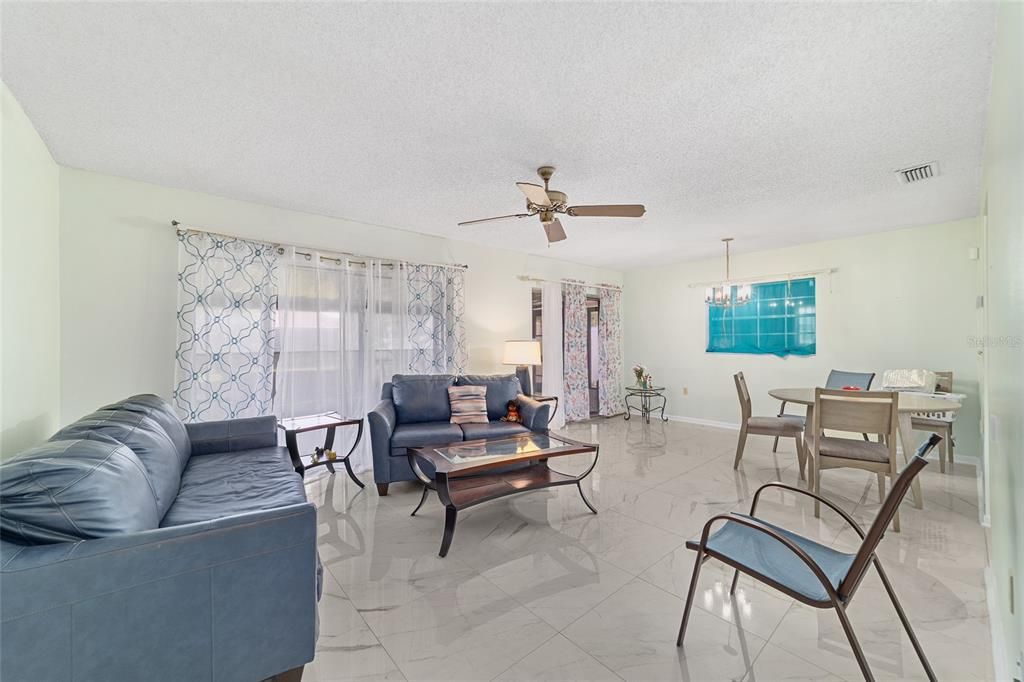 For Sale: $193,000 (2 beds, 2 baths, 982 Square Feet)