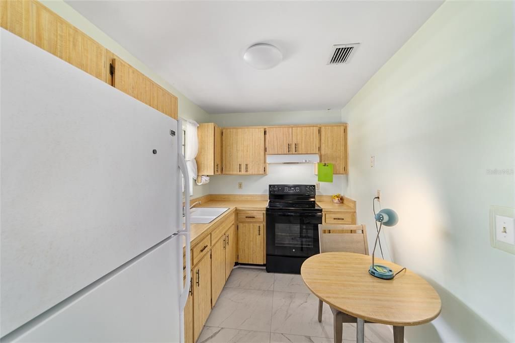 For Sale: $193,000 (2 beds, 2 baths, 982 Square Feet)