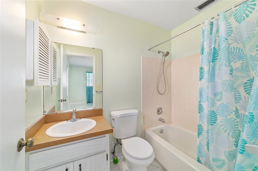 For Sale: $193,000 (2 beds, 2 baths, 982 Square Feet)