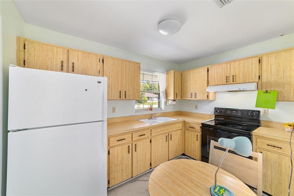 For Sale: $193,000 (2 beds, 2 baths, 982 Square Feet)