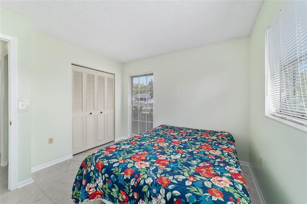 For Sale: $193,000 (2 beds, 2 baths, 982 Square Feet)