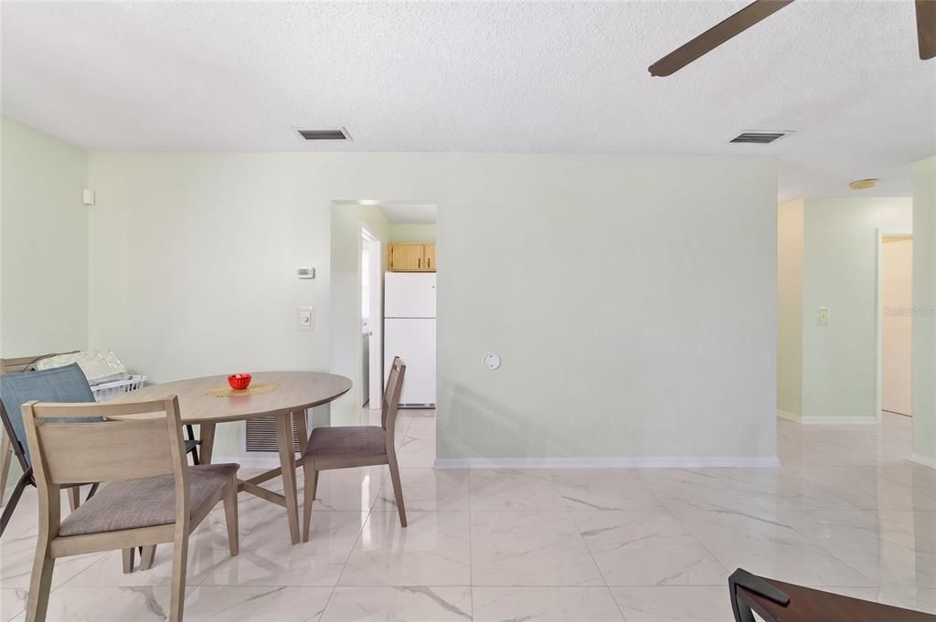 For Sale: $193,000 (2 beds, 2 baths, 982 Square Feet)