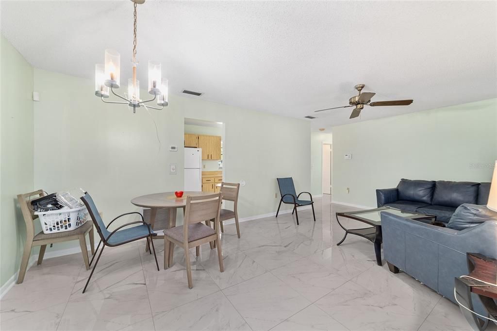 For Sale: $193,000 (2 beds, 2 baths, 982 Square Feet)