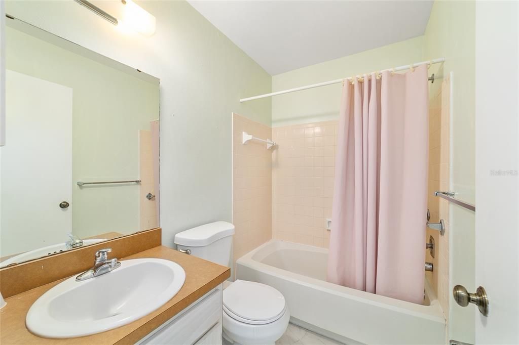 For Sale: $193,000 (2 beds, 2 baths, 982 Square Feet)