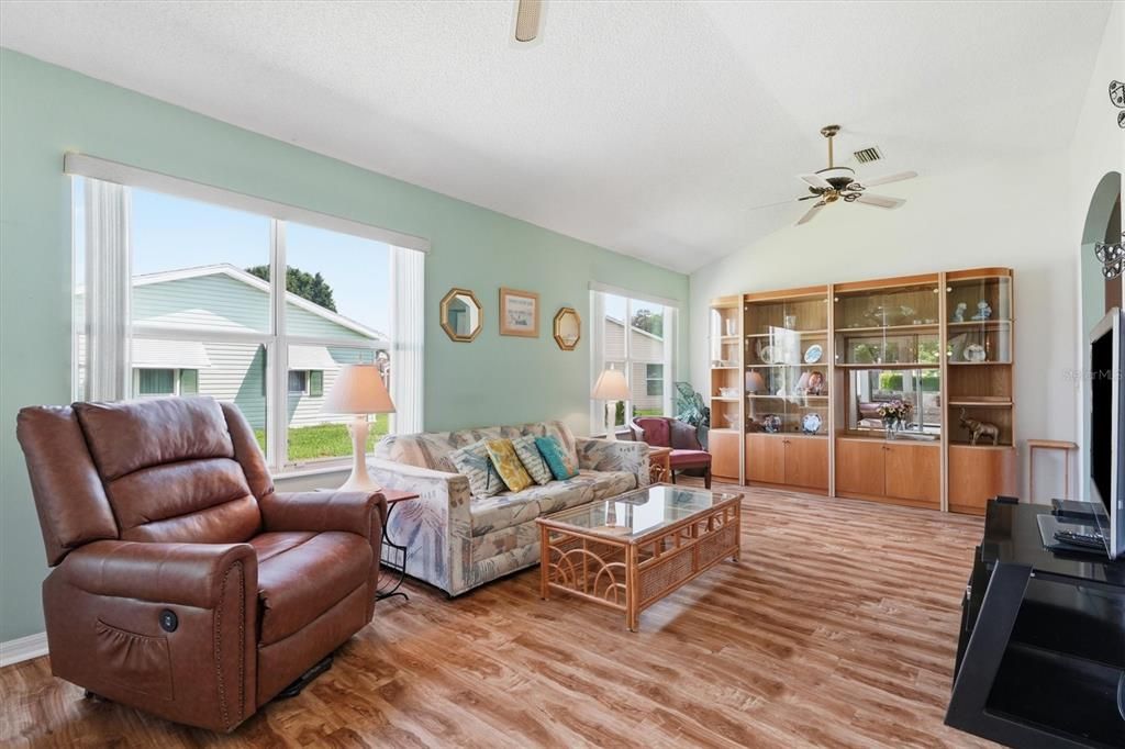 For Sale: $339,000 (2 beds, 2 baths, 1541 Square Feet)