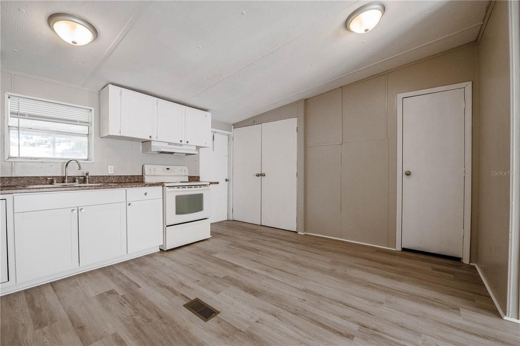 For Sale: $154,900 (3 beds, 2 baths, 1040 Square Feet)