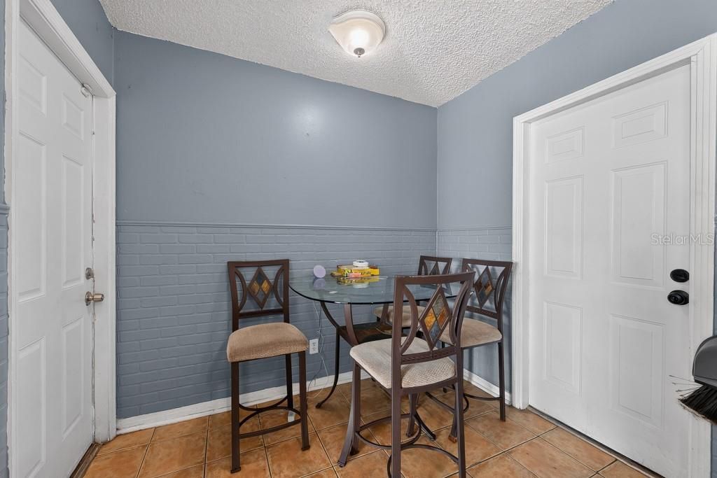 For Sale: $220,000 (3 beds, 1 baths, 890 Square Feet)
