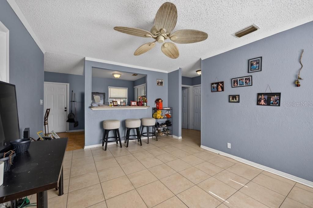 For Sale: $220,000 (3 beds, 1 baths, 890 Square Feet)