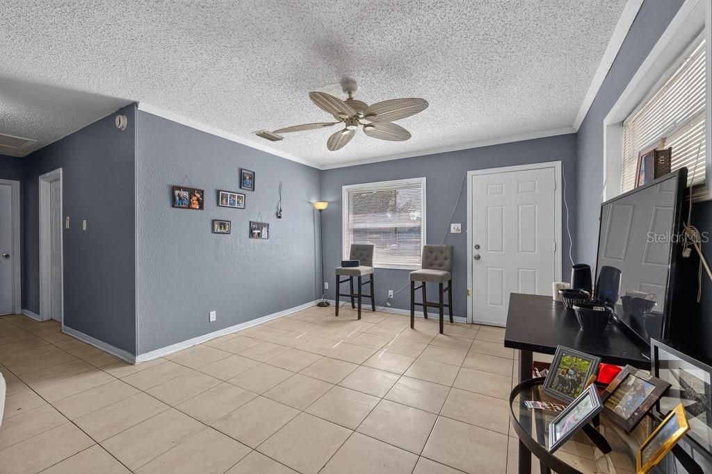 For Sale: $220,000 (3 beds, 1 baths, 890 Square Feet)