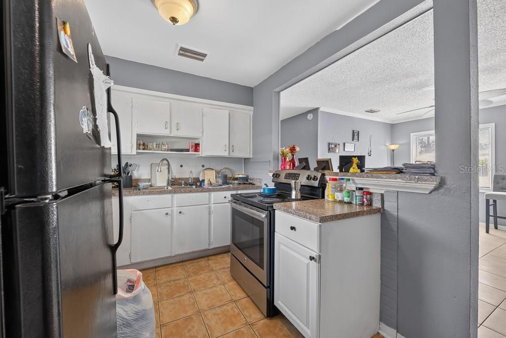 For Sale: $220,000 (3 beds, 1 baths, 890 Square Feet)