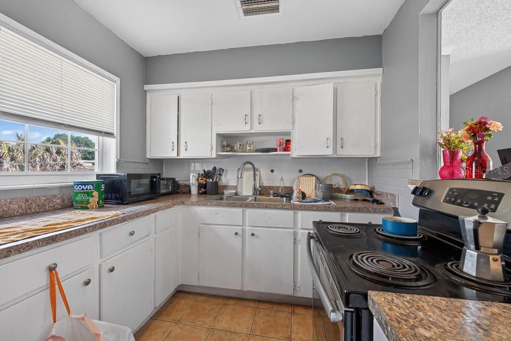 For Sale: $220,000 (3 beds, 1 baths, 890 Square Feet)