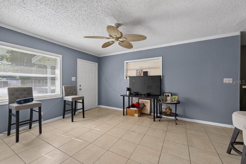 For Sale: $220,000 (3 beds, 1 baths, 890 Square Feet)