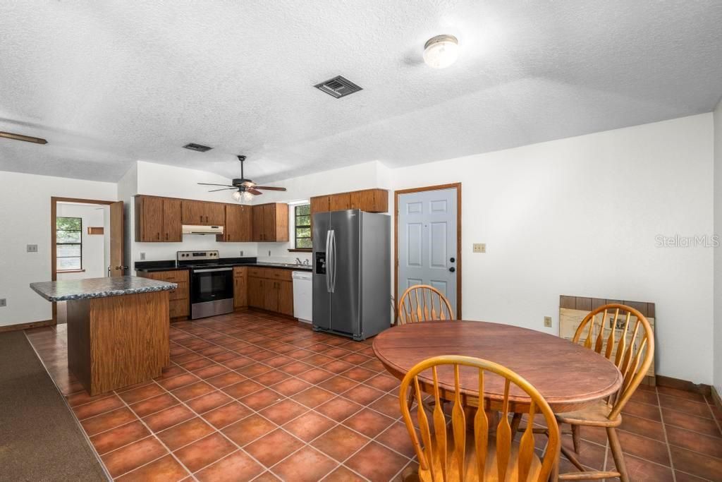 For Sale: $249,000 (2 beds, 2 baths, 1176 Square Feet)