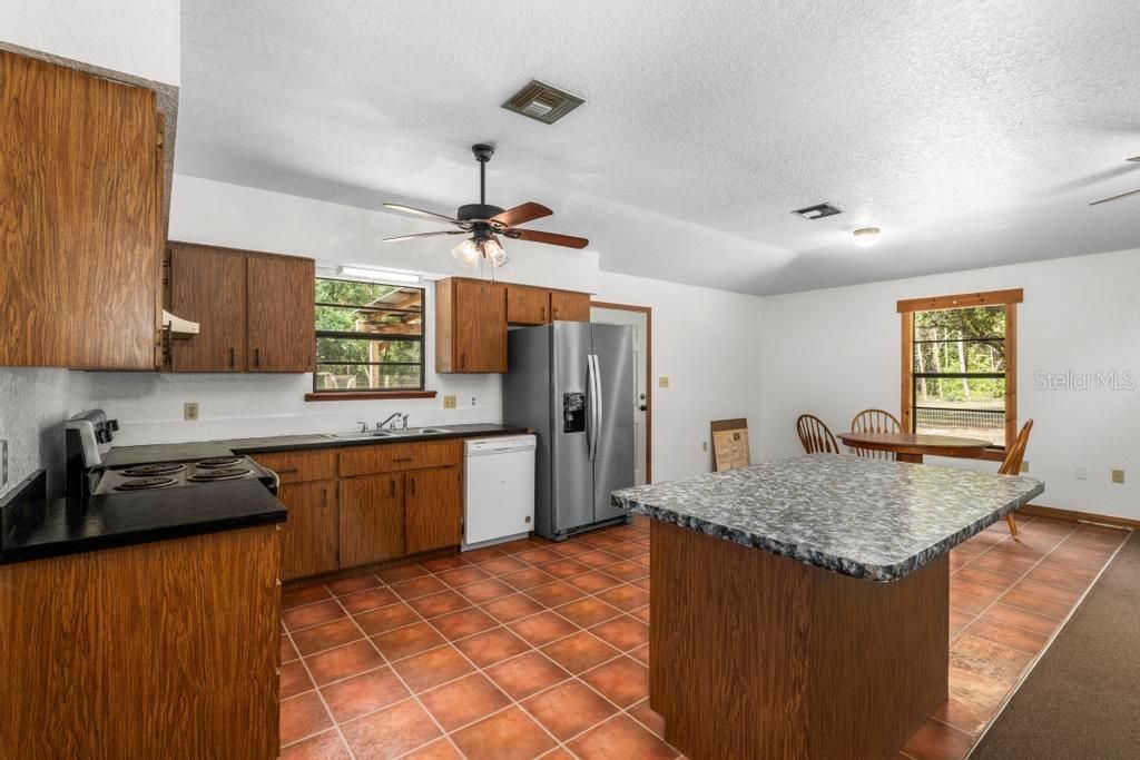 For Sale: $249,000 (2 beds, 2 baths, 1176 Square Feet)