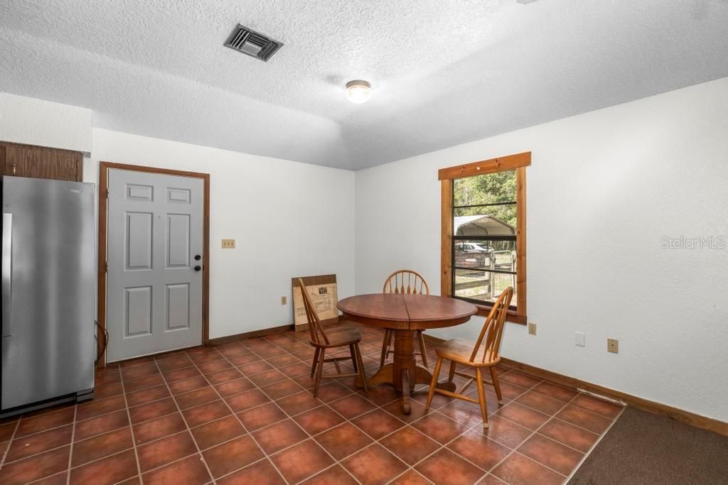 For Sale: $249,000 (2 beds, 2 baths, 1176 Square Feet)