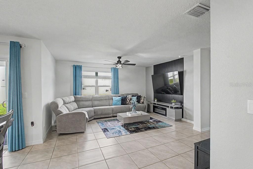En Venta: $334,990 (4 camas, 2 baños, 1774 Pies cuadrados)
