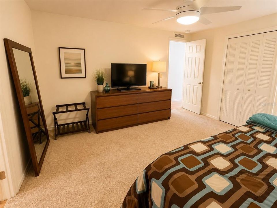 For Sale: $219,900 (2 beds, 2 baths, 960 Square Feet)