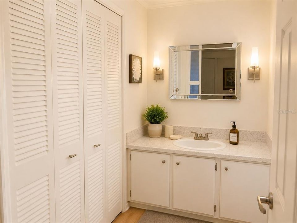 For Sale: $219,900 (2 beds, 2 baths, 960 Square Feet)