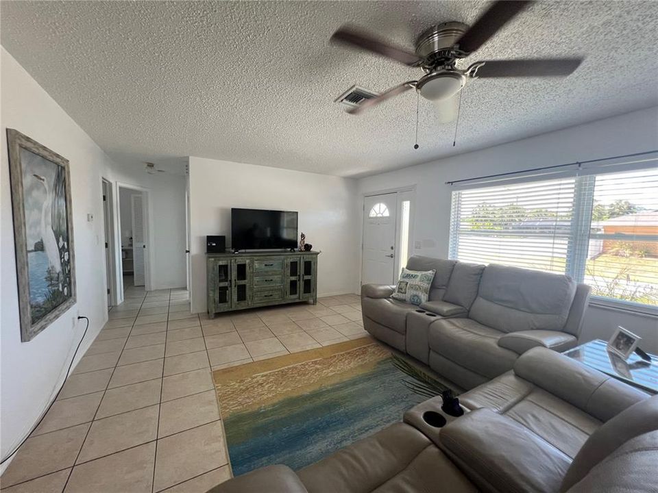 For Rent: $1,900 (2 beds, 2 baths, 1196 Square Feet)