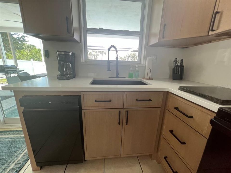 For Rent: $1,900 (2 beds, 2 baths, 1196 Square Feet)