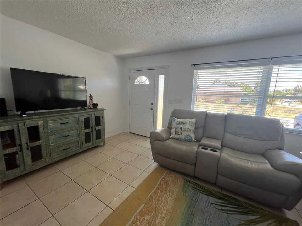 For Rent: $1,900 (2 beds, 2 baths, 1196 Square Feet)
