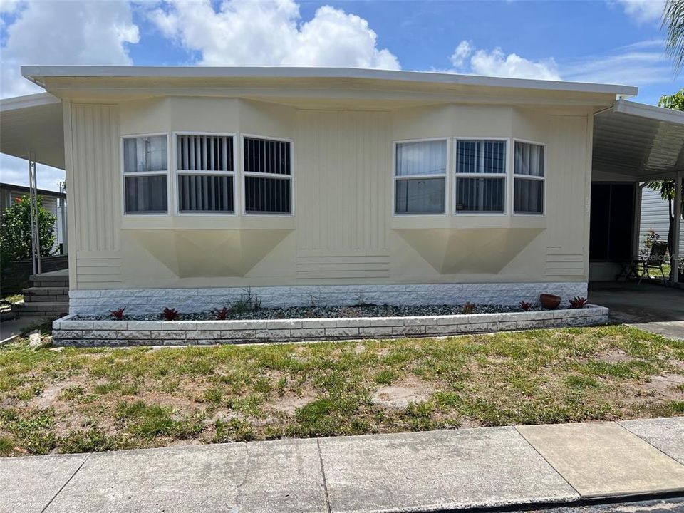 For Sale: $162,000 (2 beds, 1 baths, 984 Square Feet)