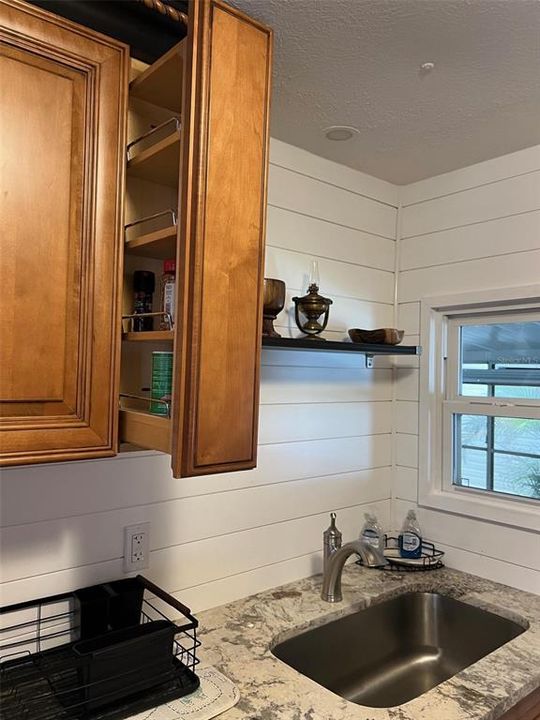 For Sale: $162,000 (2 beds, 1 baths, 984 Square Feet)