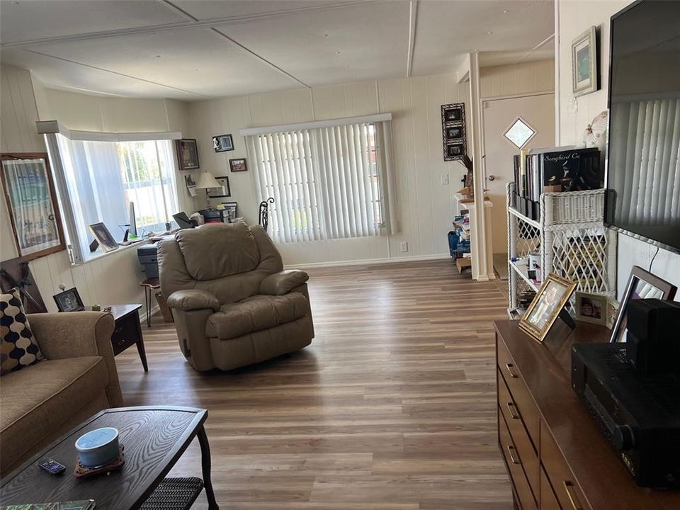 For Sale: $162,000 (2 beds, 1 baths, 984 Square Feet)