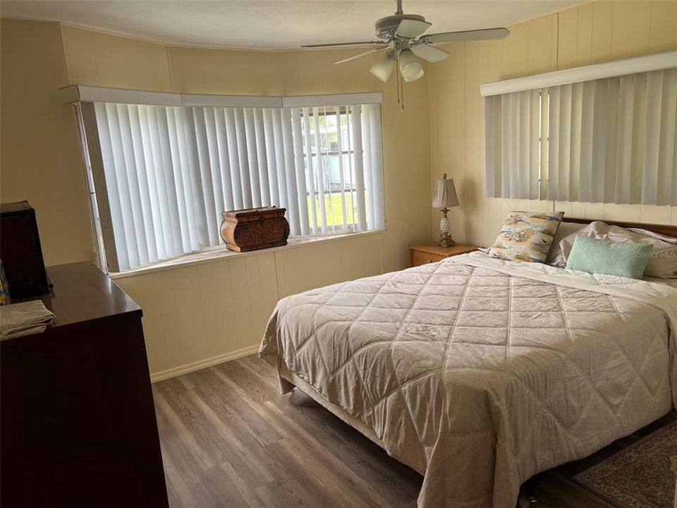 For Sale: $162,000 (2 beds, 1 baths, 984 Square Feet)
