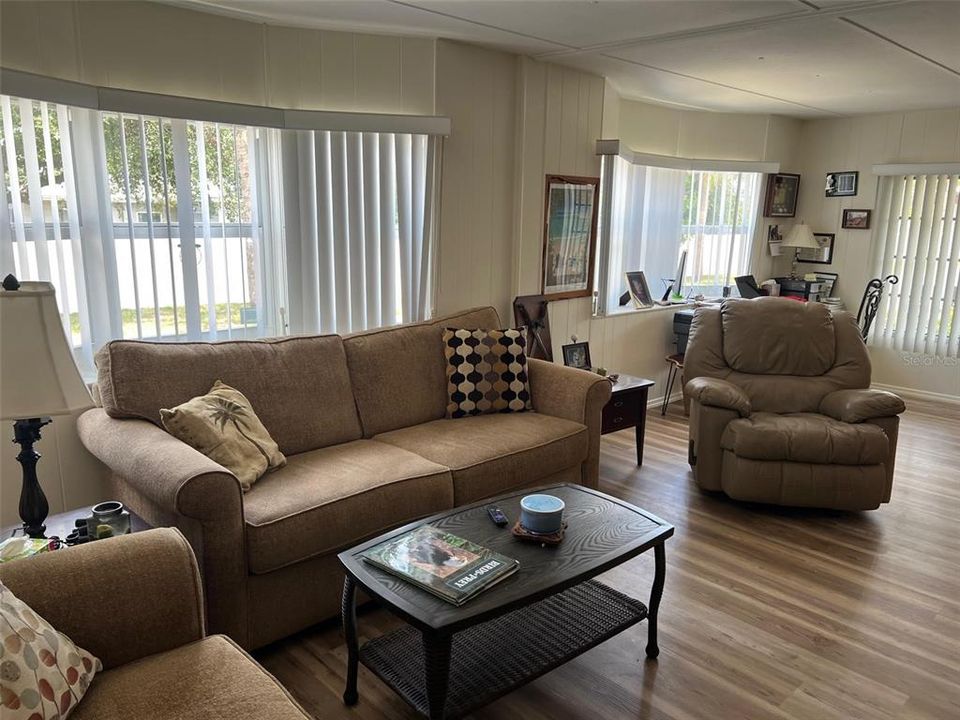 For Sale: $162,000 (2 beds, 1 baths, 984 Square Feet)