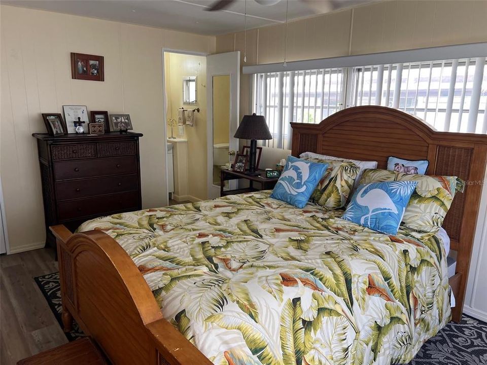 For Sale: $162,000 (2 beds, 1 baths, 984 Square Feet)
