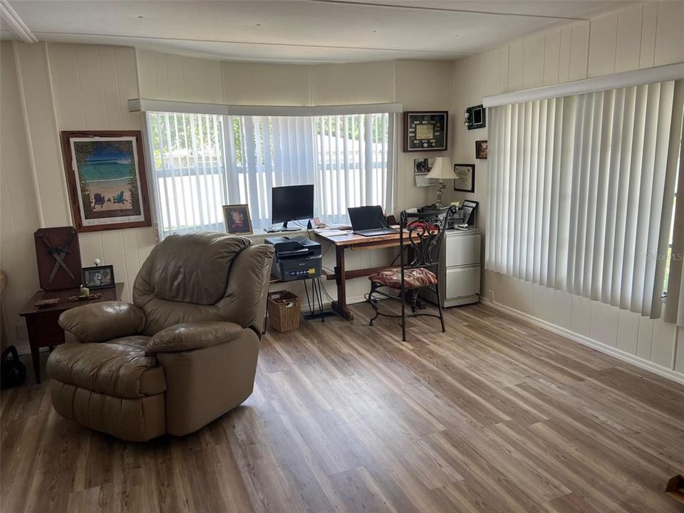 For Sale: $162,000 (2 beds, 1 baths, 984 Square Feet)